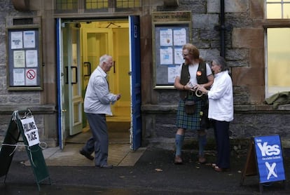 Votantes a las afueras de un colegio electoral en Pitlochry, Escocia.