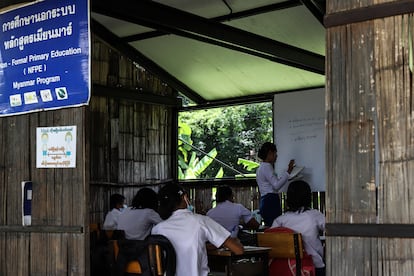 Un profesor de Myanmar da clase a alumnos de ese país en un Centro de Aprendizaje para Migrantes de Mae Sot (Tailandia). En la actualidad, hay 65 de estos colegios en la región, donde se imparte educación a 11.156 estudiantes de entre 3 y 18 años.