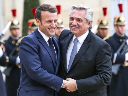 Alberto Fernández (dcha) es recibido en París por Emmanuel Macron.