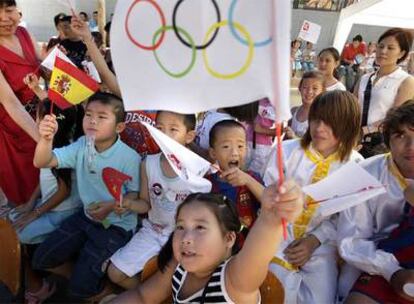 Un grupo de niños chinos residentes en Santa Coloma, ayer durante la celebración previa a la apertura de los Juegos.