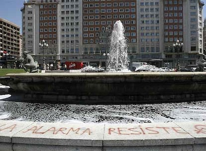 Según los okupas, <i>La Alarma</i> había transformado "una vivienda que lleva cerrada 15 años en un centro social por el que han pasado miles de personas". "Nadie vivía en La Alarma, era un centro social", indican. Entre las actividades que se desarrollaban en la casa se incluye una "universidad popular" en la que se "daba formación política desde otro punto de vista a los jóvenes que se acercaban", además de talleres de danza del vientre, guitarra o flamenco. En la foto, pintadas en Plaza de España.