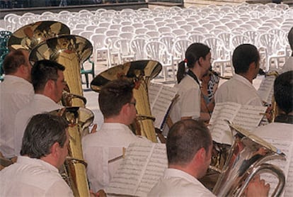 La Banda Municipal de Bilbao toca, ayer a mediodía, en la plaza Nueva ante las sillas vacías por causa del calor.