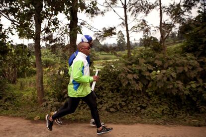 Henry Wanyoike con su guía Paul entrenando en la zona rural de Kiambu.