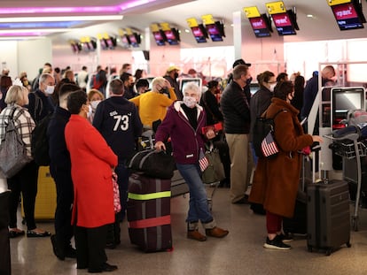 Passageiros no aeroporto de Heathrow, no Reino Unido.