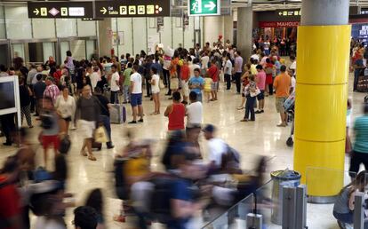 Viajeros en la zona de llegadas de la T4, en el aeropuerto Adolfo Su&aacute;rez Madrid-Barajas.