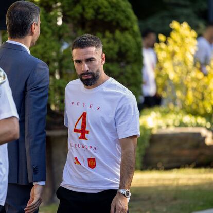 Carvajal luce un modelo Patek Philippe en la recepción de Pedro Sánchez a la selección española tras la victoria en la Eurocopa 2024