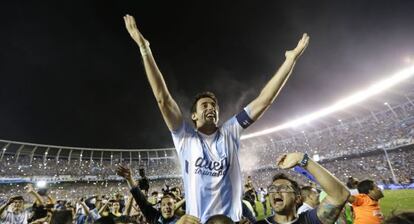 Diego Milito celebra el triunfo del Racing en el torneo argentino
