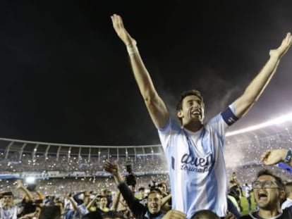 Diego Milito celebra el triunfo del Racing en el torneo argentino