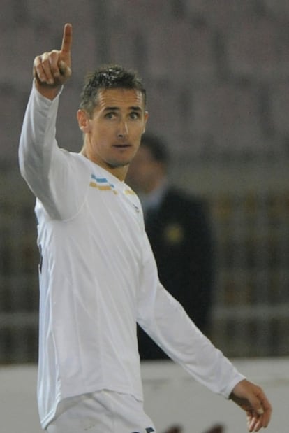 Klose celebra un gol con la camiseta del Lazio.