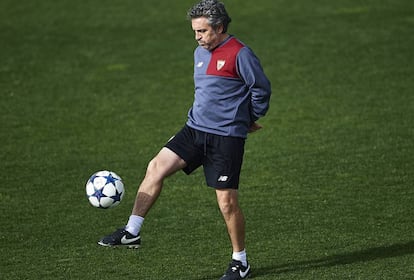 Juanma Lillo durante el último entrenamiento del Sevilla.