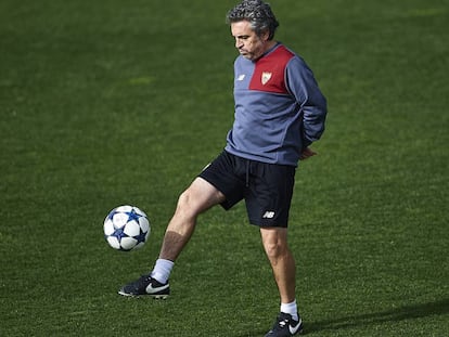 Juanma Lillo durante el &uacute;ltimo entrenamiento del Sevilla.