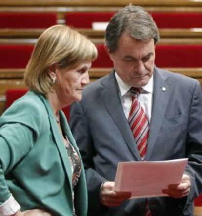 La presidente del Parlament, Núria de de Gispert, conversa con Artur Mas, presidente de la Generalitat, el día de los incidentes