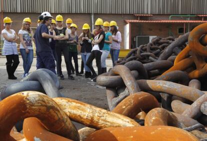 El coordinador medio ambiental de Vicinay Cadenas, David Hernández, enseña las instalaciones de la compañía a 12 alumnas de Bachillerato del colegio Arangoya.