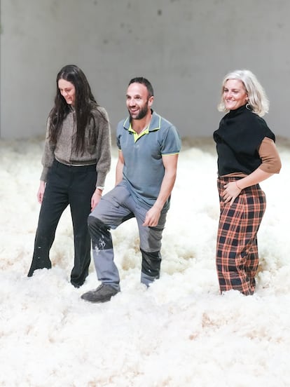 De izquierda a derecha: las diseñadoras textiles Inés Sistiaga y Regina Dejiménez (a la derecha), y el fundador de Wool4Life Raúl Cobo.