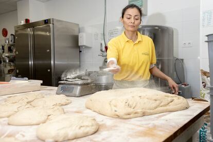 Fany, una de las empleadas de la panadería, con una de las masas.