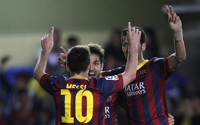 Messi comemora o terceiro gol com Cesc e Busquets, levantando os dedos em homenagem a Tito Vilanova, ex-treinador do Barça que morreu nesta semana.