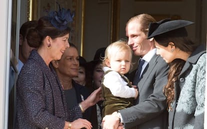 Andrea Casiraghi sostiene a su hijo Sacha, ante la atenta mirada de su madre, Carolina de Mónaco, y su mujer.