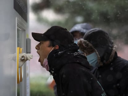 Un hombre se somete a una prueba de detección de covid en Pekín bajo la nieve, este viernes.