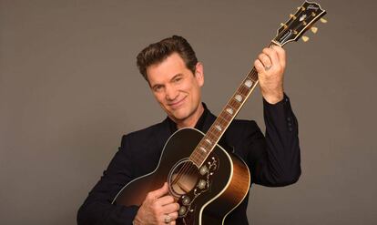 Chris Isaak, en una imagen promocional.