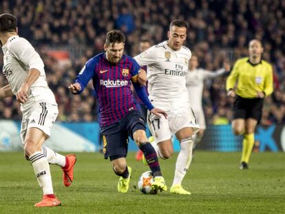 Messi, entre Carvajal y Lucas.