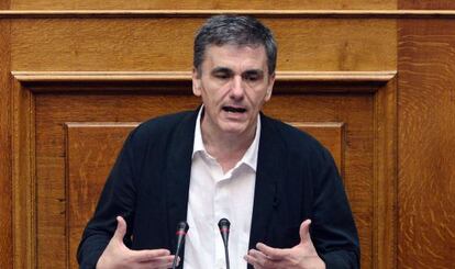 El ministro griego de Finanzas, Euclid Tsakalotos, realiza un discurso en el Parlamento.