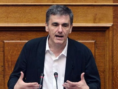 El ministro griego de Finanzas, Euclid Tsakalotos, realiza un discurso en el Parlamento.