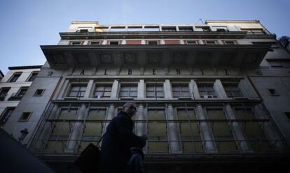 El teatro Alb&eacute;niz, ubicado en la calle de la Paz, en febrero.