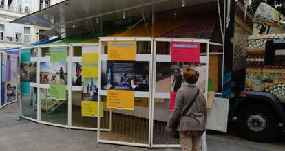 Camión de la Fundación Vicente Ferrer y exposición en Vitoria.