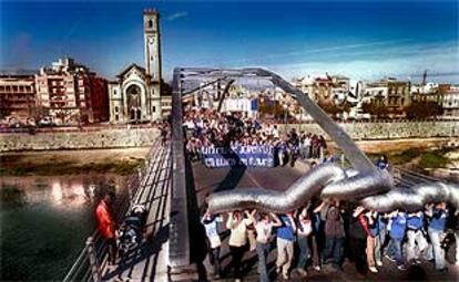 La cabeza de la manifestación a su paso por el puente sobre el Ebro, en Tortosa.