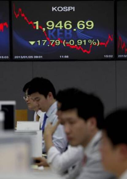 Varios agentes de bolsa surcoreanos trabajan en el edificio de la Bolsa de Seúl (Corea del Sur). EFE/Archivo