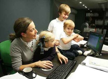 La ejecutiva de marketing Begoña Malagón, con sus tres hijos, en su casa de Majadahonda (Madrid).