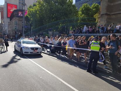 La estación de Flinders Street bloqueada por la policía después de que un coche atropellara a un grupo de personas en Melbourne (Australia).