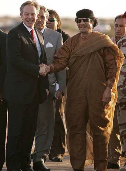 El primer ministro británico, Tony Blair, junto al coronel Muamar Gaddafi, en la ciudad de Sirte, Libia