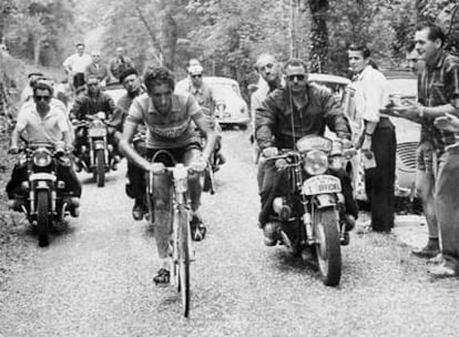 Bahamontes sube un puerto en la etapa Saint Etienne-Grenoble de 1959.