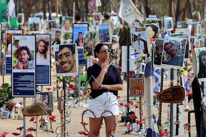 Memorial de las víctimas del 7 de octubre montado donde se celebraba el festival Nova, cerca del kibutz Reim, en Israel, el domingo.
