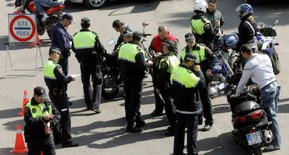 La Policía Local de Valencia durante un control de motos en una imagen de archivo.