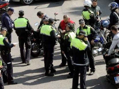 La Polic&iacute;a Local de Valencia durante un control de motos en una imagen de archivo.