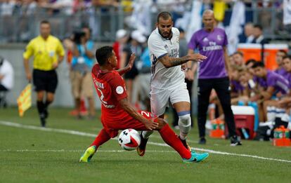 Jesé intenta superar a Thiago Silva ante la mirada de Zidane en el amistosos del Madid ante el PSG.