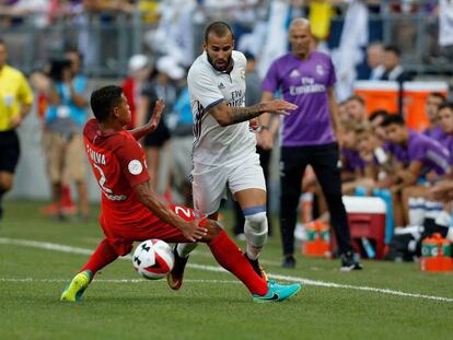 Jes&eacute; intenta superar a Thiago Silva ante la mirada de Zidane en el amistosos del Madid ante el PSG. 