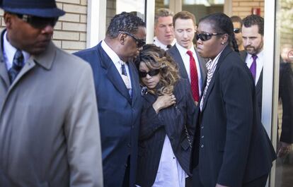 La hermana de Prince, Tyka Nelson, en el centro, saliendo del juzgado del condado de Carver.