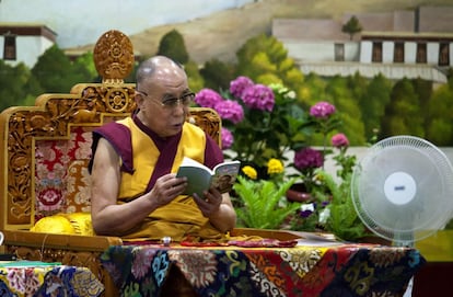 El Dalai Lama lee un texto religioso durante las enseñanazas anuales para estudiantes de secundaria y universitarios en una escuela de Dharamsala, India.