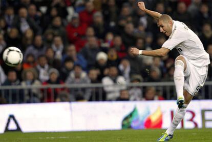 Benzema chuta a portería ante el Málaga.