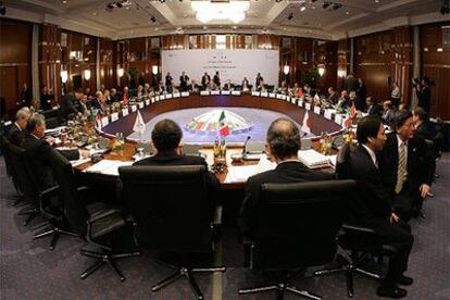 Vista de la mesa de trabajo de los ministros del G-20 en su reunión de ayer en Berlín.