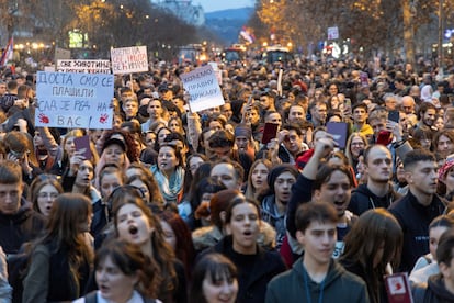 Estudiantes serbios protestan frente a la sede del gobernante Partido Progresista Serbio (SNS) tras la paliza que sufrieron varios de sus compa?eros a manos supuestamente de activistas del SNS, el pasado 28 de enero en Novi Sad.