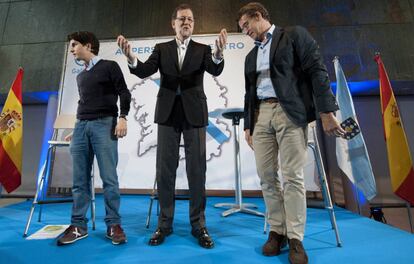 Rajoy y Feijóo con un dirigente de Nuevas Generaciones, el pasado viernes durante un acto en Ourense.