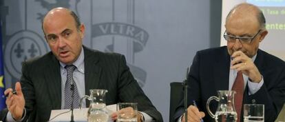 Los ministros de Economía, Luis de Guindos, y Hacienda, Cristóbal Montoro.