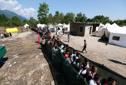 Una multitud de migrantes espera comida y ropa en el campamento de Vucjak, en el área de Bihac, Bosnia y Herzegovina.