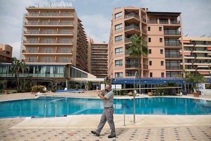 Un trabajador de un hotel de Torremolinos cerrado por la crisis del coronavirus, el 17 de septiembre.