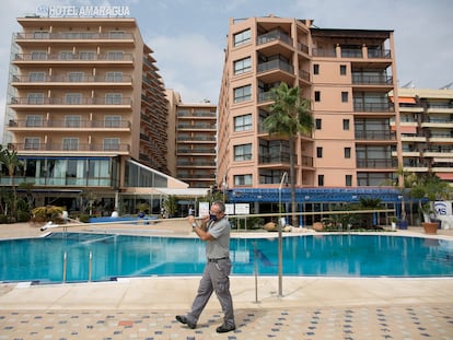 Un trabajador de un hotel de Torremolinos cerrado por la crisis del coronavirus, el 17 de septiembre.