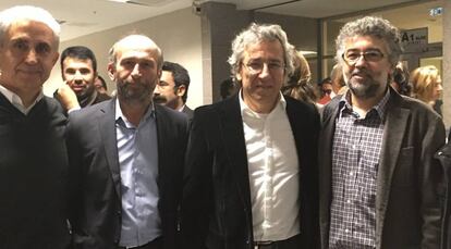 Foto tomada de Twitter de Erol &Ouml;nderoglu, a la derecha, junto a un grupo de periodistas turcos.